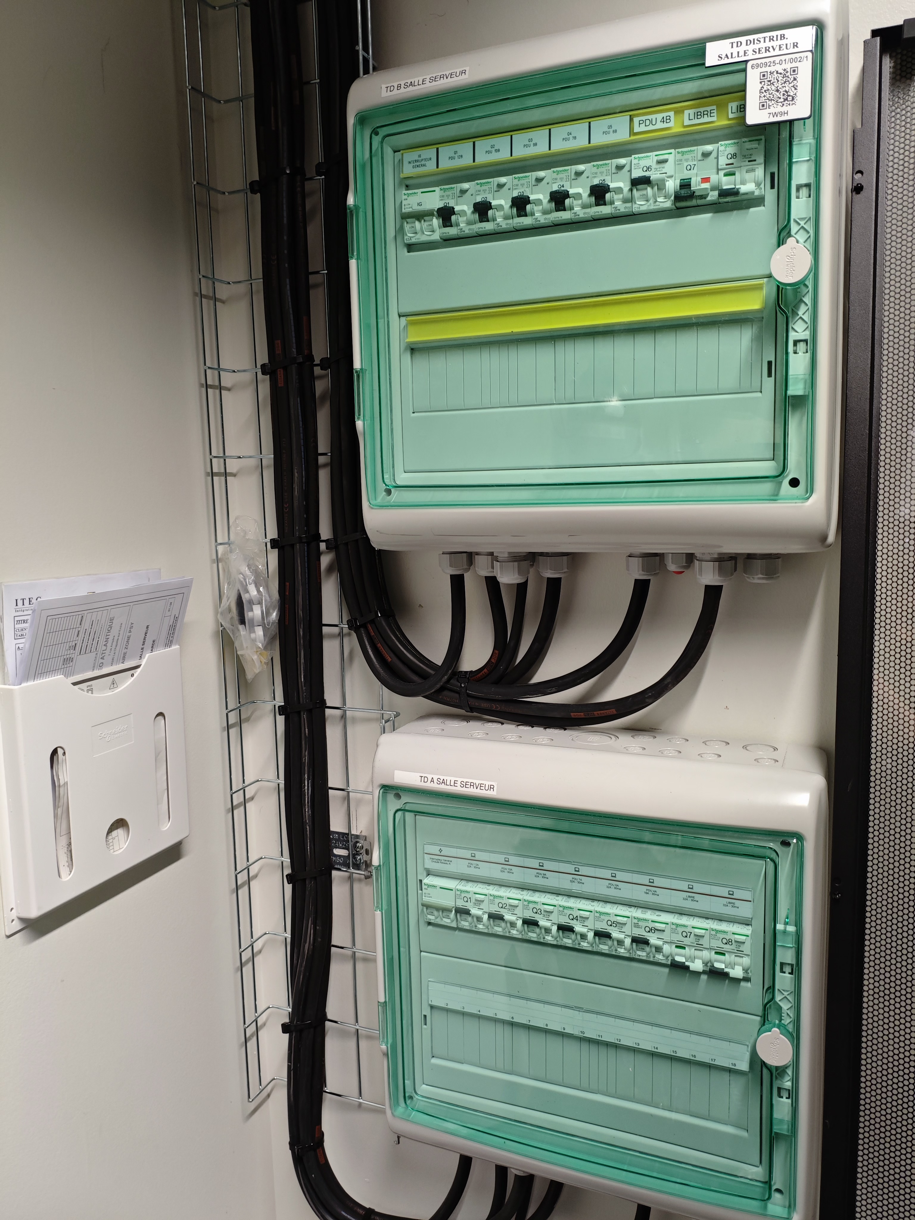 Deux tableaux électriques de distribution de la salle serveur